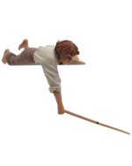 Niño tumbado con palo 15-17cm