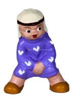 Niño hebreo sentado solo