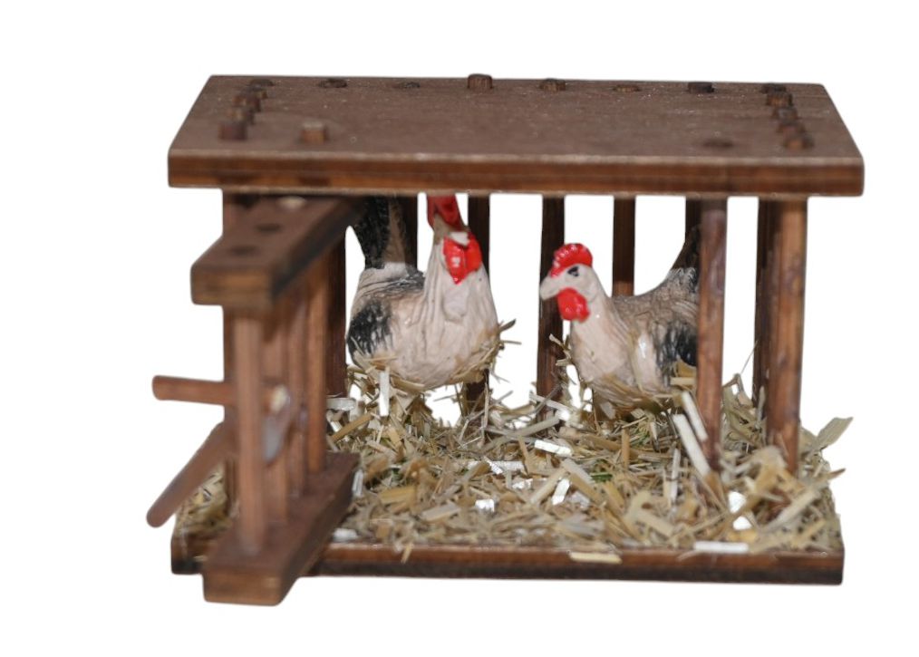 Jaula de madera con 2 gallinas